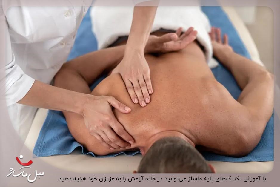 ماساژ درمانی پشت و کمر روی تخت ماساژ توسط ماساژور حرفهای